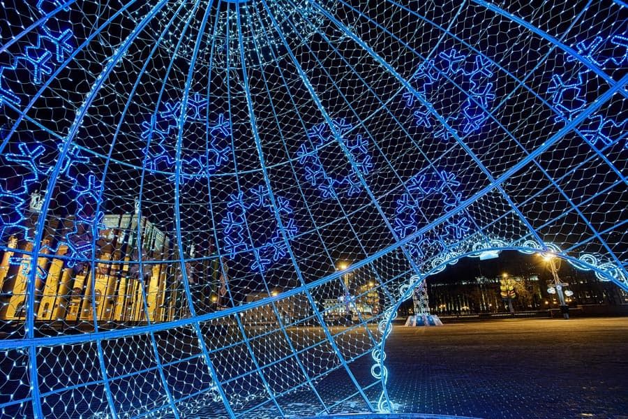 Светодиодная сеть в оформлении площади