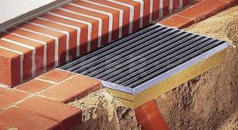 Поддон с основой из полимербетона и кромкой из оцинкованной стали с усилительными ребрами и сточным отверстием, 60х40 см